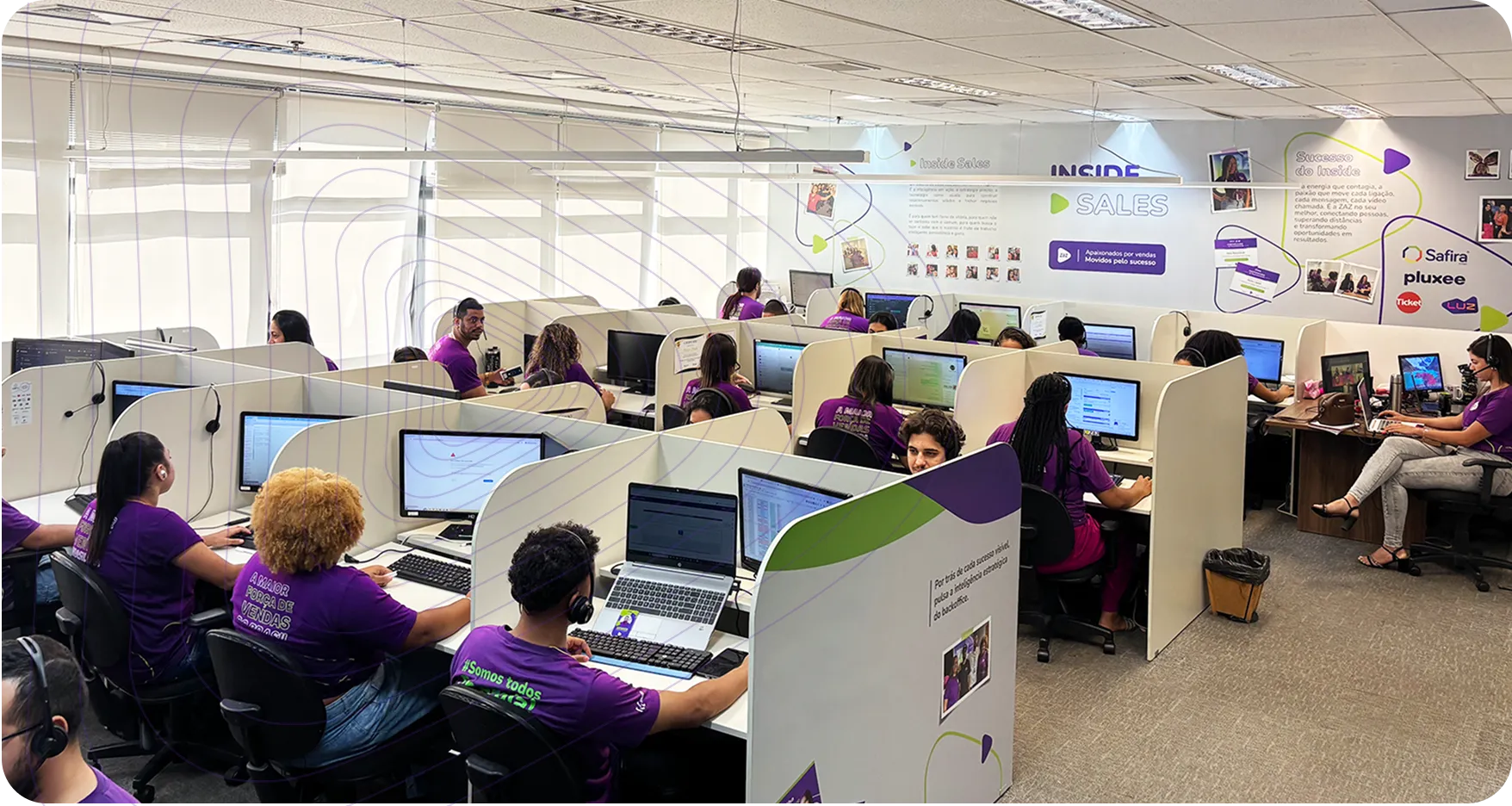 Equipe ZAZ trabalhando no escritório