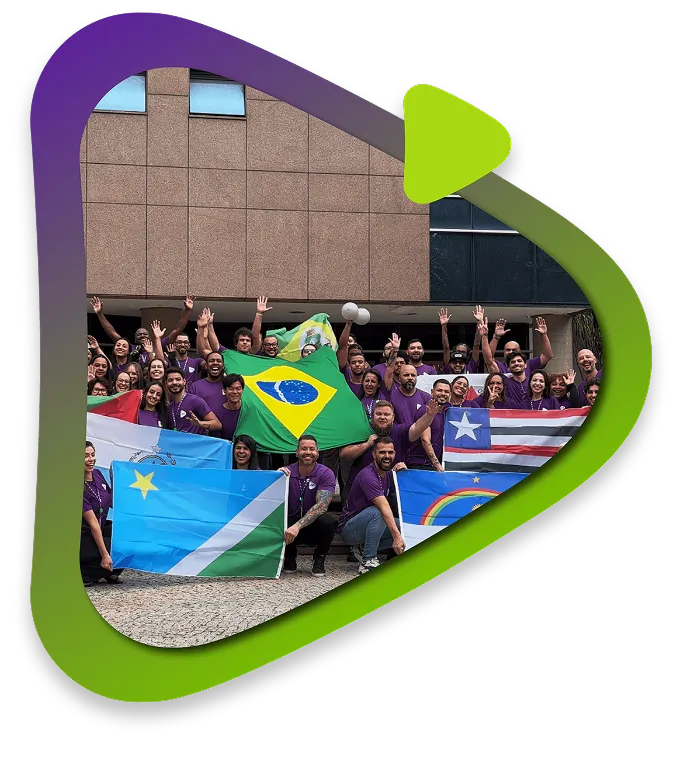 Equipe ZAZ reunida segurando bandeiras